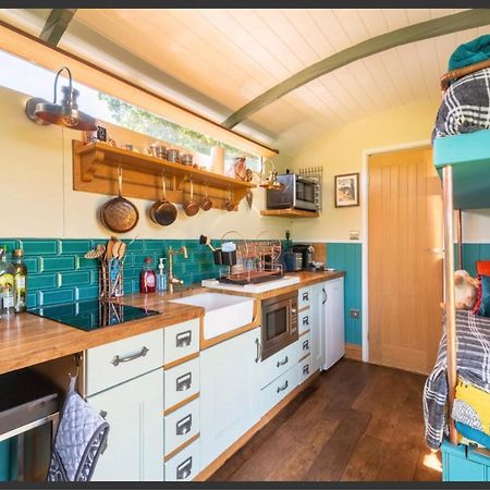 Shepherds Hut With Scandinavian Hot Tub And Hydromassager Sway المظهر الخارجي الصورة