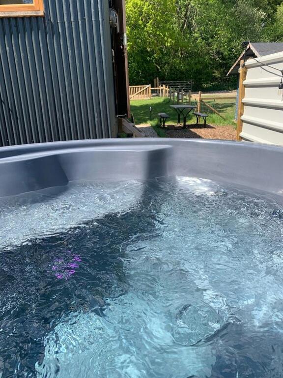 Shepherds Hut With Scandinavian Hot Tub And Hydromassager Sway المظهر الخارجي الصورة