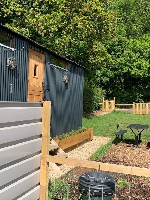Shepherds Hut With Scandinavian Hot Tub And Hydromassager Sway المظهر الخارجي الصورة