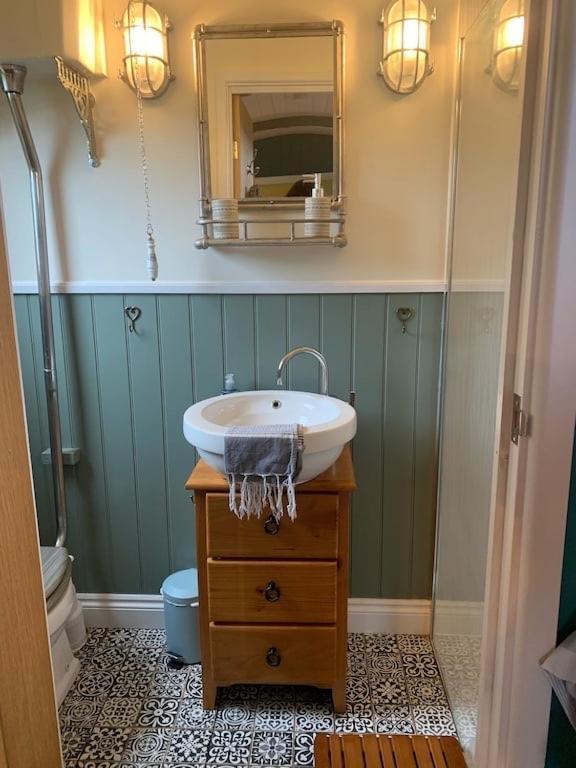 Shepherds Hut With Scandinavian Hot Tub And Hydromassager Sway المظهر الخارجي الصورة