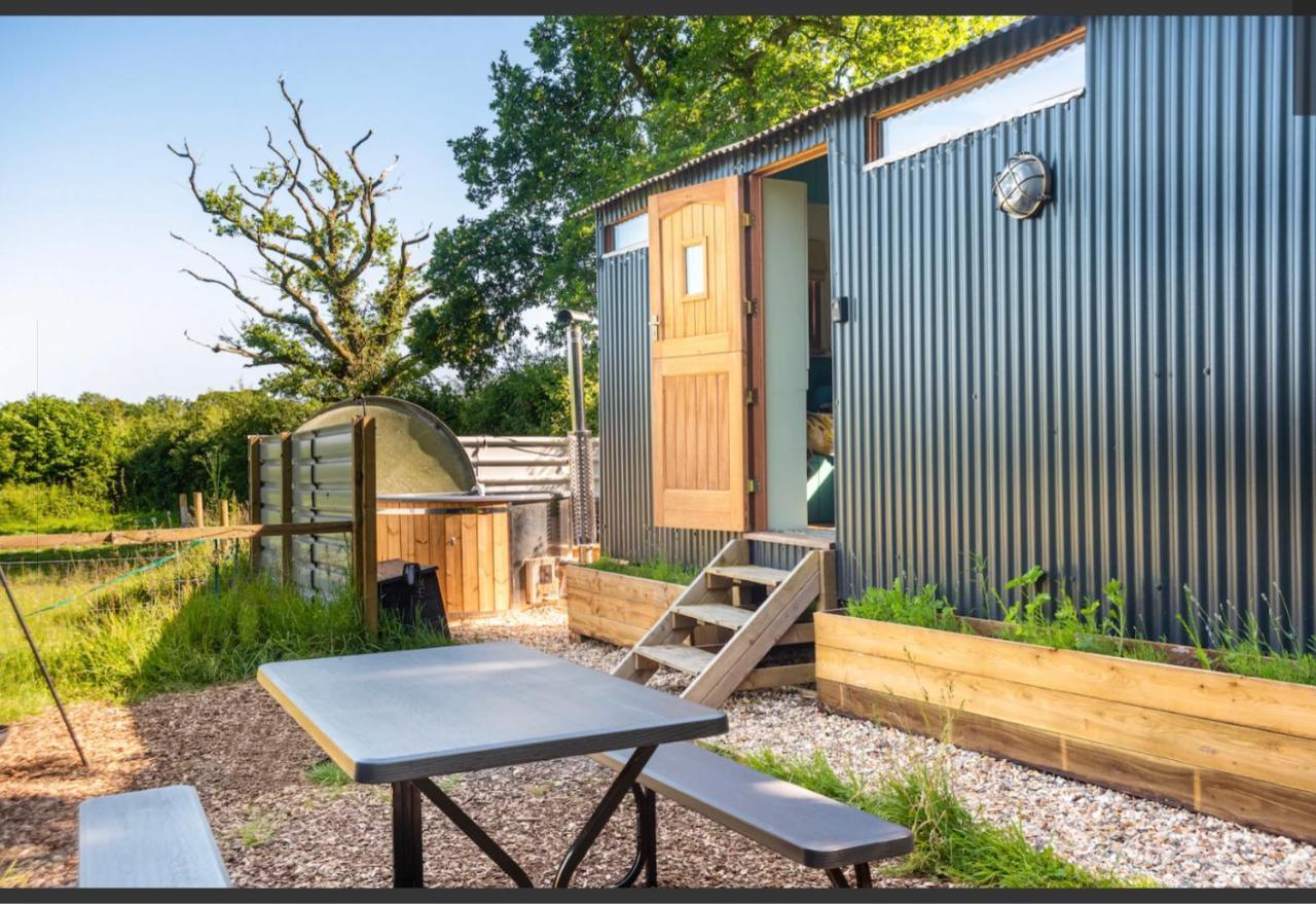 Shepherds Hut With Scandinavian Hot Tub And Hydromassager Sway المظهر الخارجي الصورة
