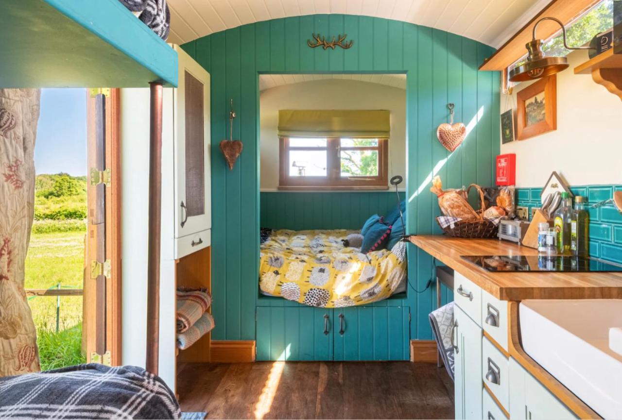 Shepherds Hut With Scandinavian Hot Tub And Hydromassager Sway المظهر الخارجي الصورة