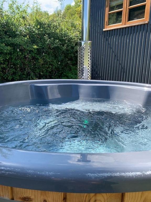 Shepherds Hut With Scandinavian Hot Tub And Hydromassager Sway المظهر الخارجي الصورة
